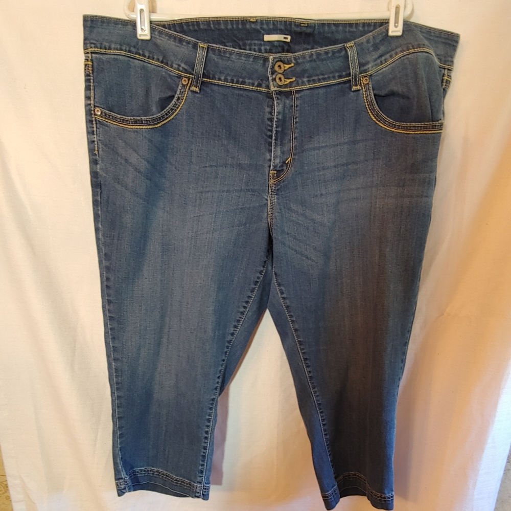 Levi's Medium Wash 2 Button Fly Denim Capris